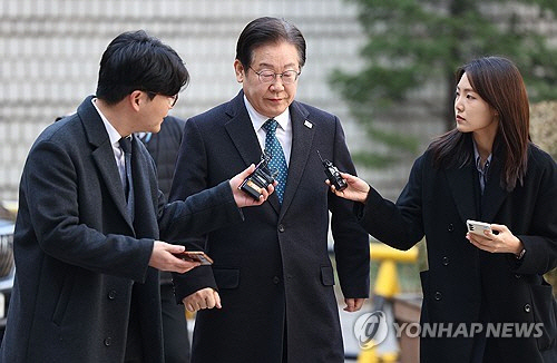 이재명 더불어민주당 대표가 11일 오전 서울 서초구 서울중앙지방법원에서 열린 대장동·백현동·위례신도시 개발 비리 및 성남FC 후원금 의혹 사건 1심 속행공판에 출석하기 위해 법정으로 향하고 있다. [연합뉴스]